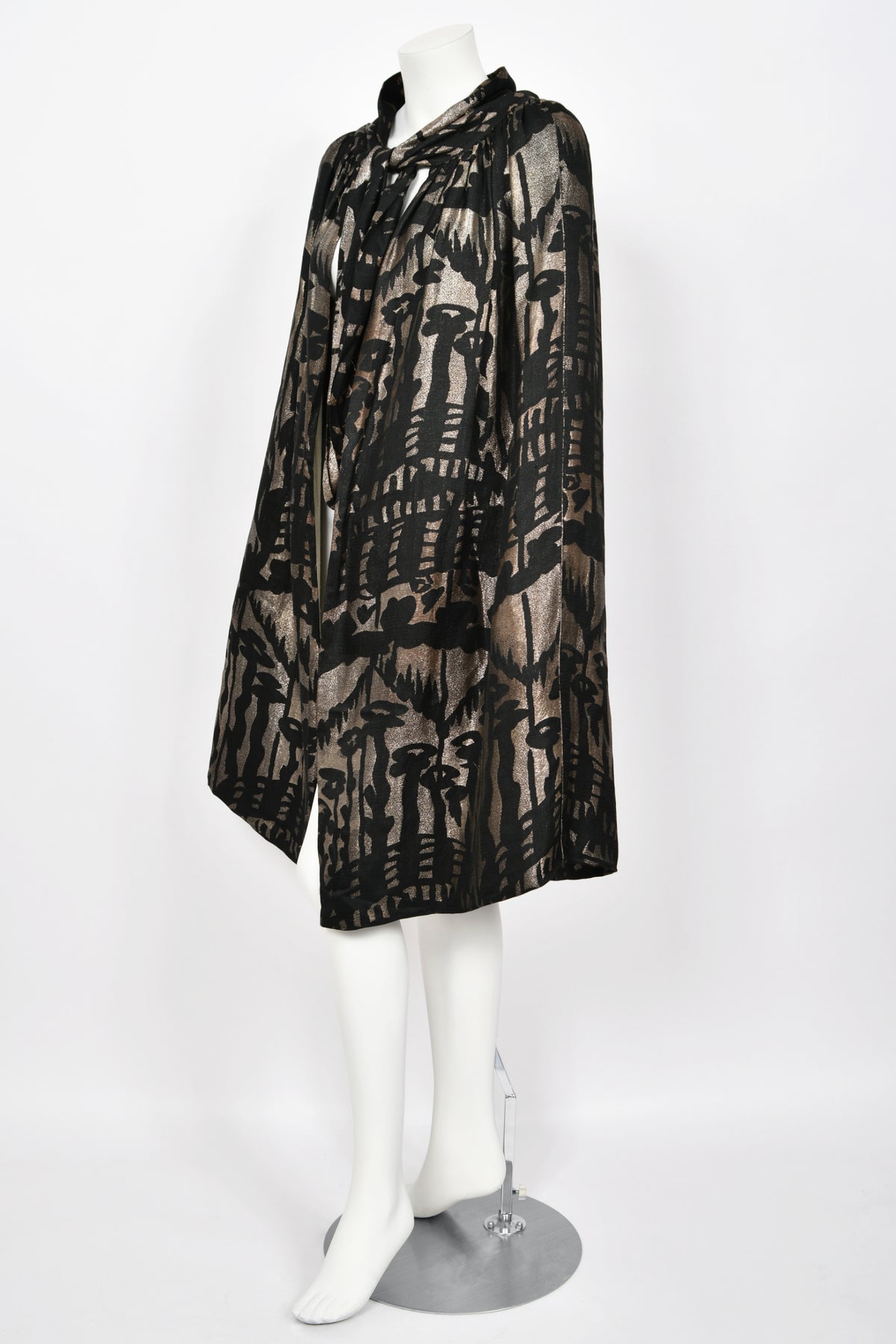 1920&#39;s Liberty &amp; Co Couture Metallic Gold Lamé Silk Art-Deco Motif Cape
