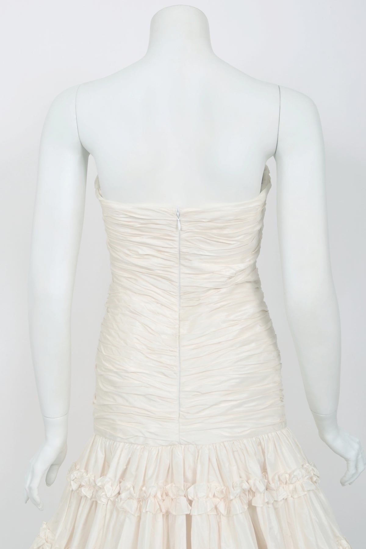 2007 Oscar de la Renta Runway Ivory White Ruched Silk Bustier Strapless Dress