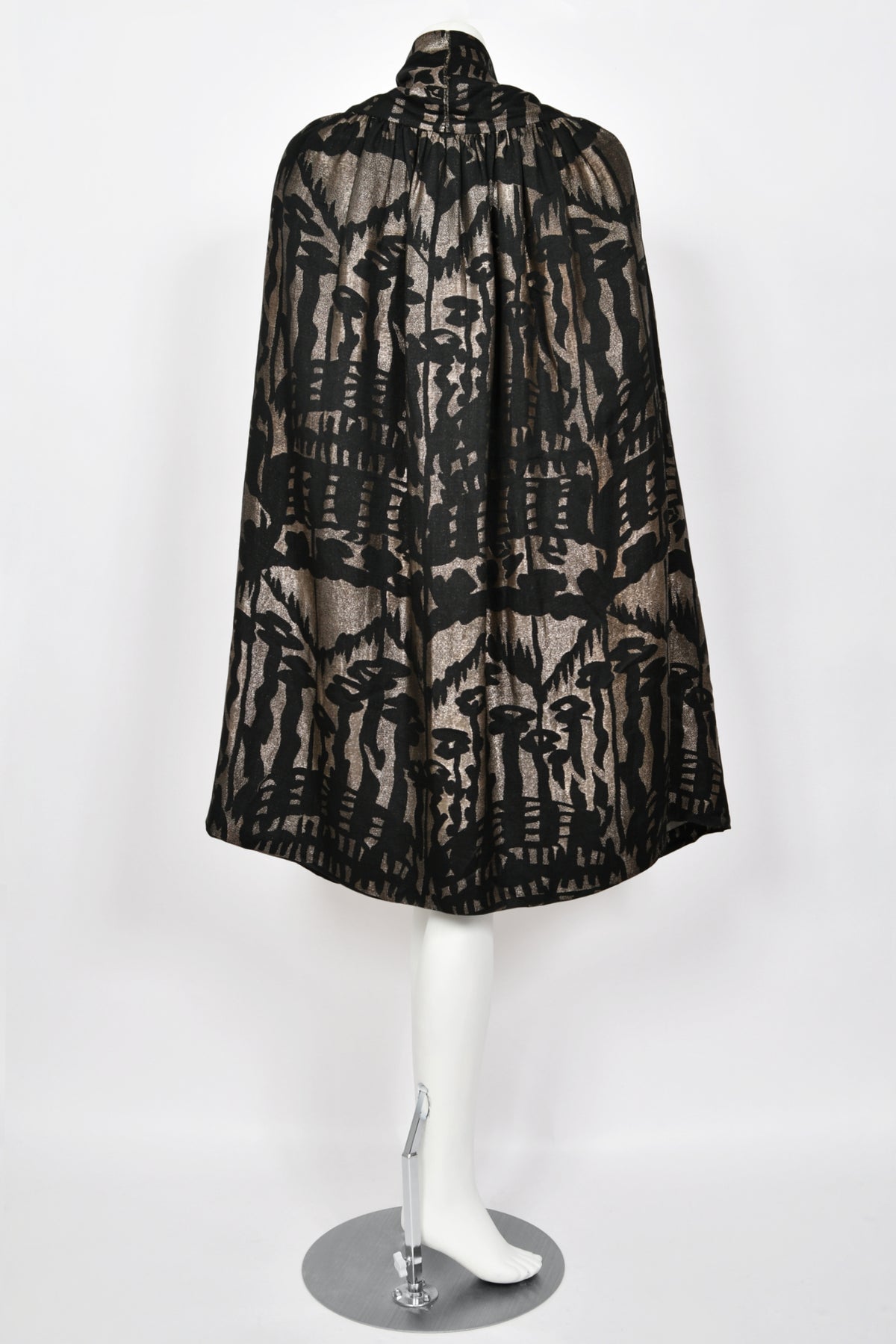 1920&#39;s Liberty &amp; Co Couture Metallic Gold Lamé Silk Art-Deco Motif Cape