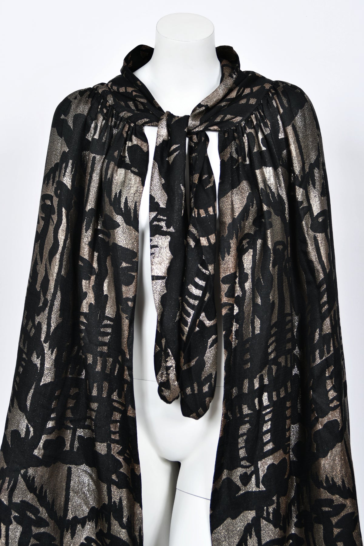 1920&#39;s Liberty &amp; Co Couture Metallic Gold Lamé Silk Art-Deco Motif Cape