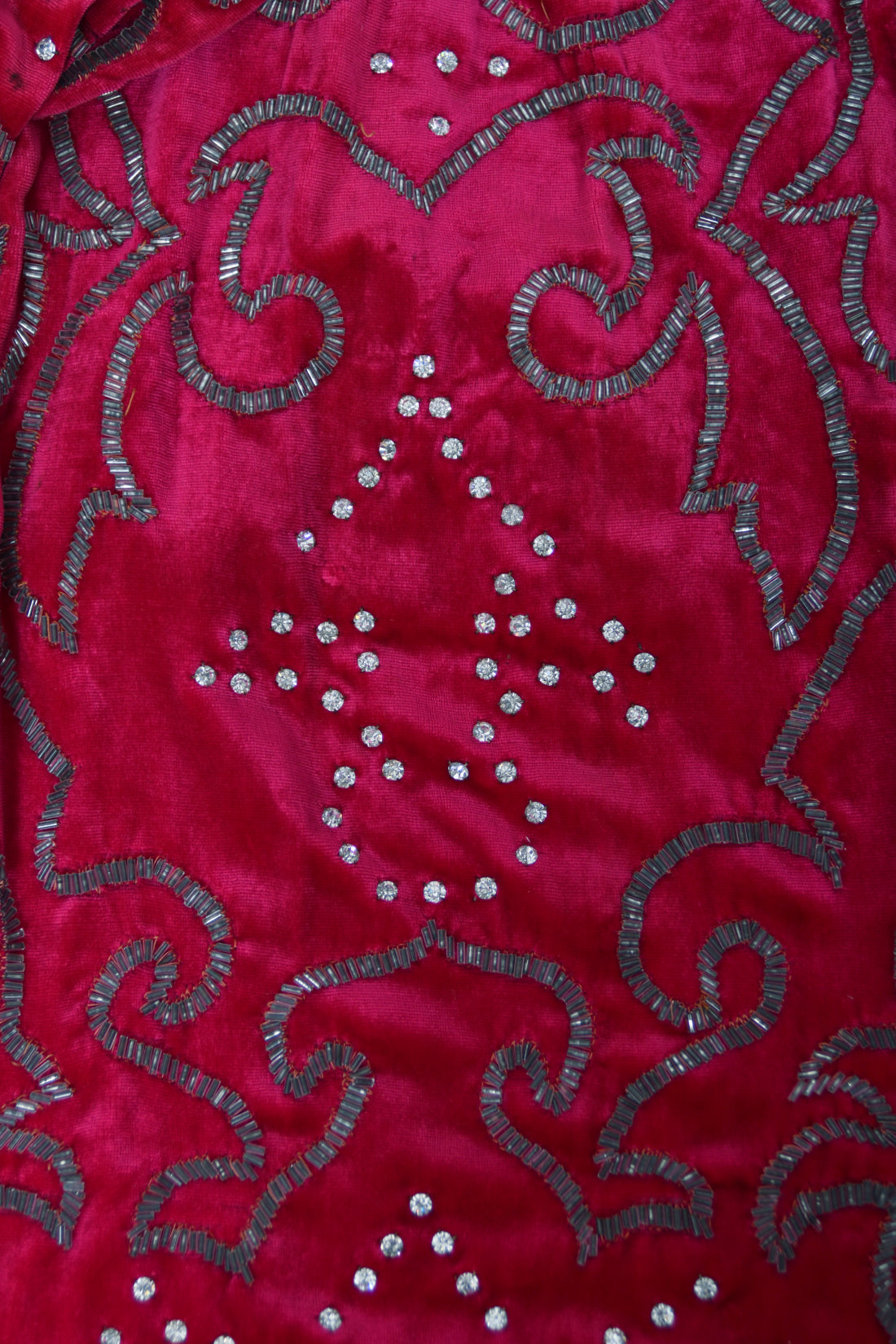 1920&#39;s Magenta Pink Beaded &amp; Rhinestone Velvet Back Cut-Out Flapper Dress