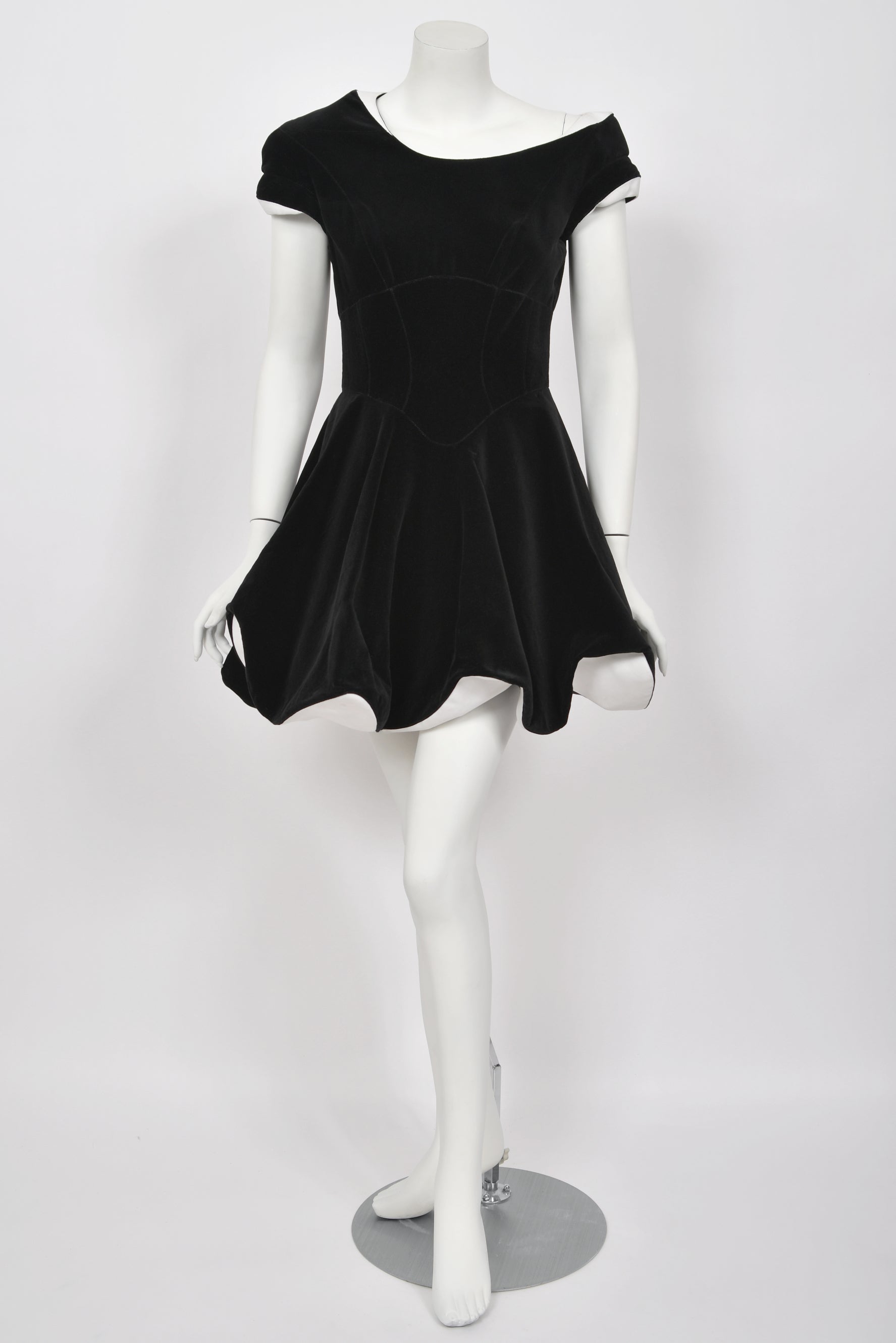 1996 Thierry Mugler Black Velvet & White Silk Sculpted Mini Dress - Timeless Vixen 1996 Thierry Mugler Black Velvet & White Silk Sculpted Mini Dress - Timeless Vixen