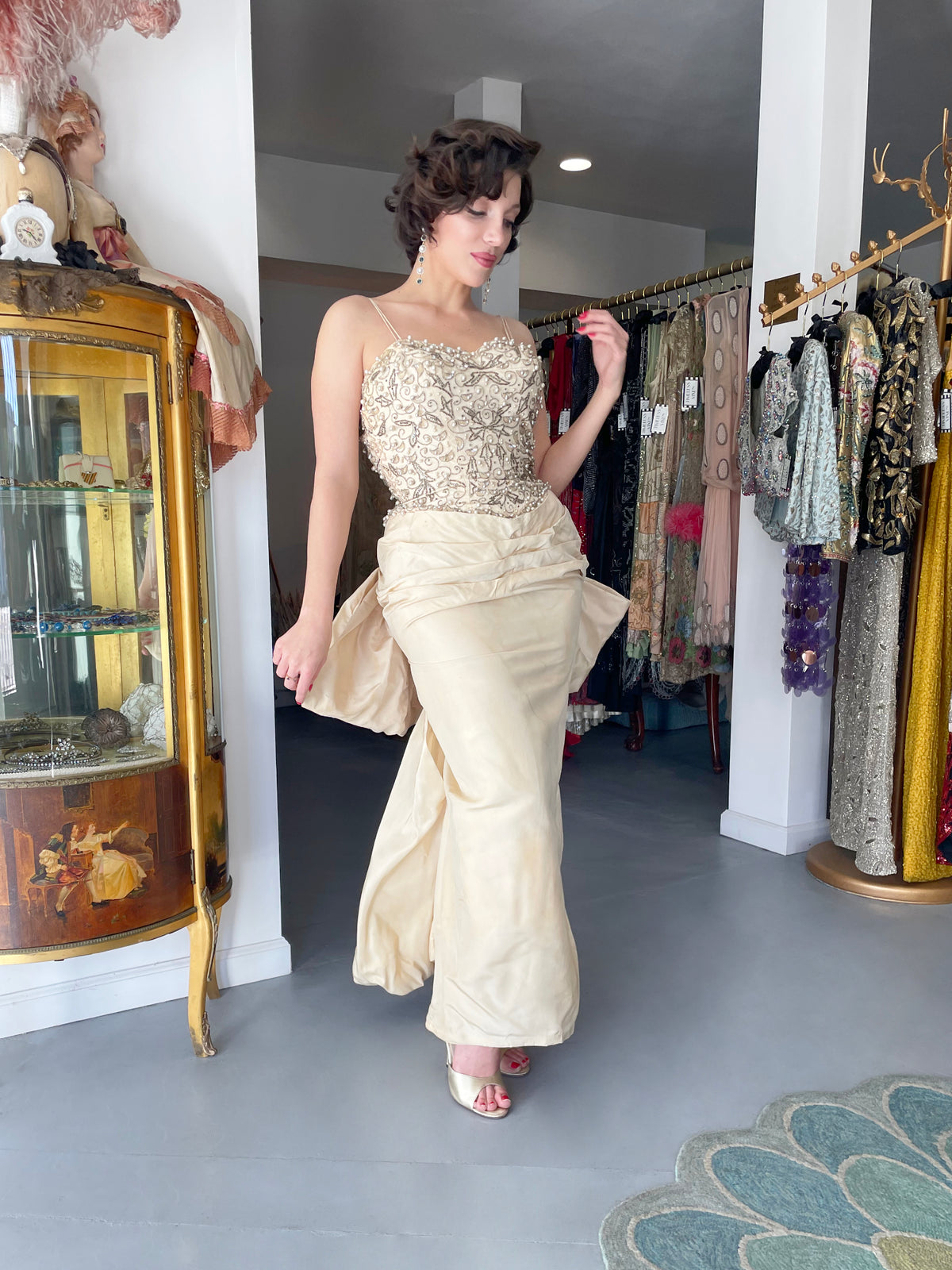 1950&#39;s Custom Couture Hourglass Jeweled Beaded Ivory Silk Back-Bow Gown