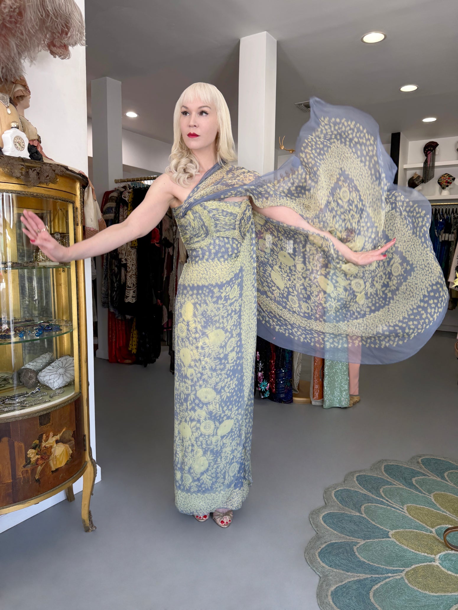 VALENTINOトップス　イタリア製 1995 Valentino Periwinkle & Yellow Floral Print Silk Strapless