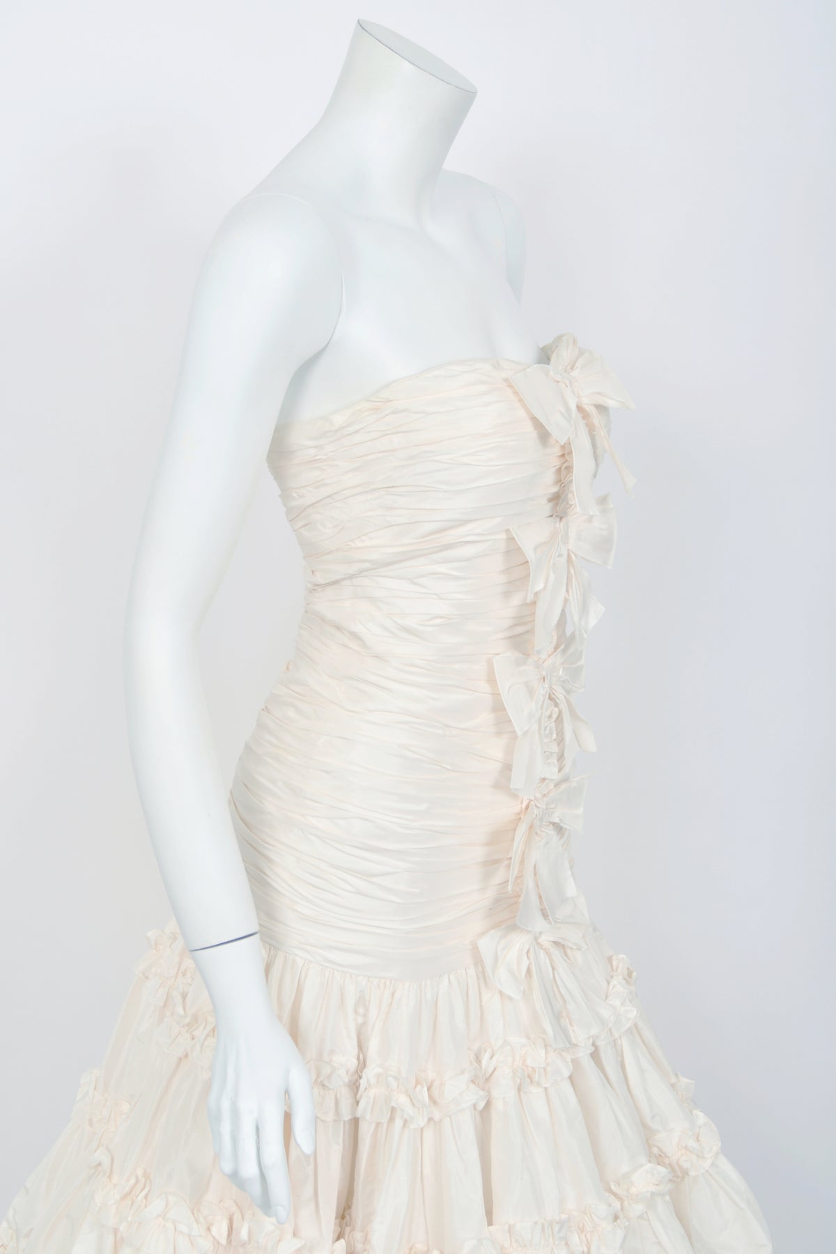 2007 Oscar de la Renta Runway Ivory White Ruched Silk Bustier Strapless Dress
