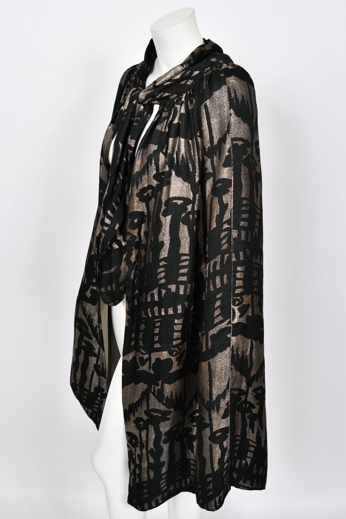 1920&#39;s Liberty &amp; Co Couture Metallic Gold Lamé Silk Art-Deco Motif Cape