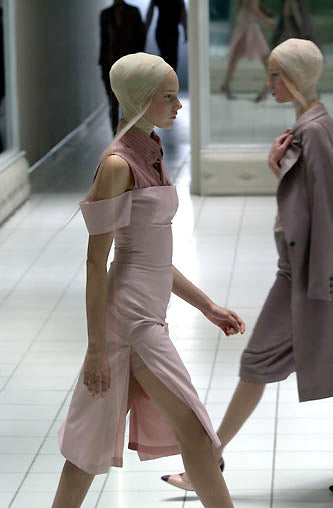 2001 Alexander McQueen &#39;Voss Collection&#39; Nude &amp; Pink Off-Shoulder Bustier Dress