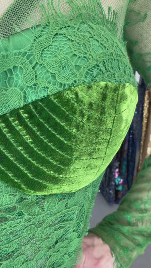 2011 Tom Ford Emerald Green Embroidered Sheer Tulle Lace Velvet-Bra Trained Editorial Gown