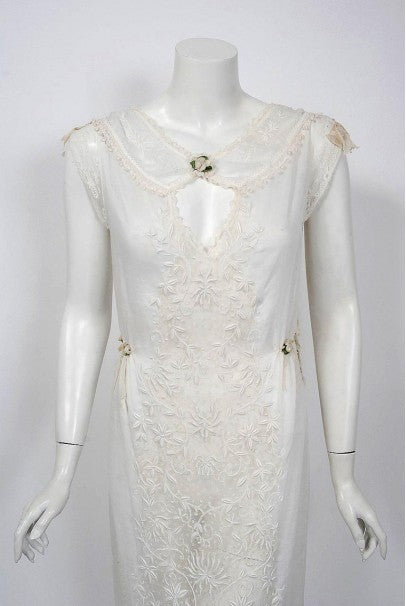 1910&#39;s Edwardian Couture White Embroidered Cotton &amp; Lace Cut-Out Boudior Dress
