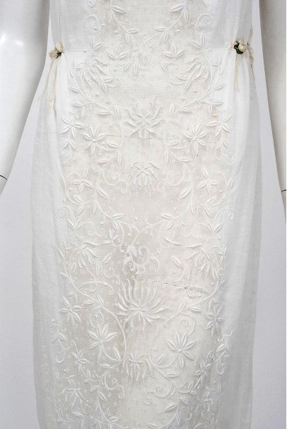 1910&#39;s Edwardian Couture White Embroidered Cotton &amp; Lace Cut-Out Boudior Dress