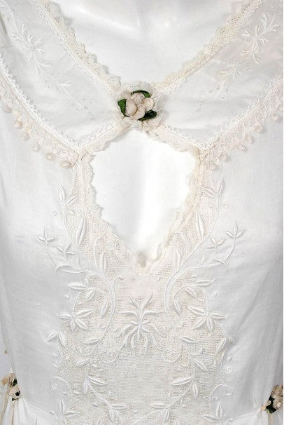 1910&#39;s Edwardian Couture White Embroidered Cotton &amp; Lace Cut-Out Boudior Dress