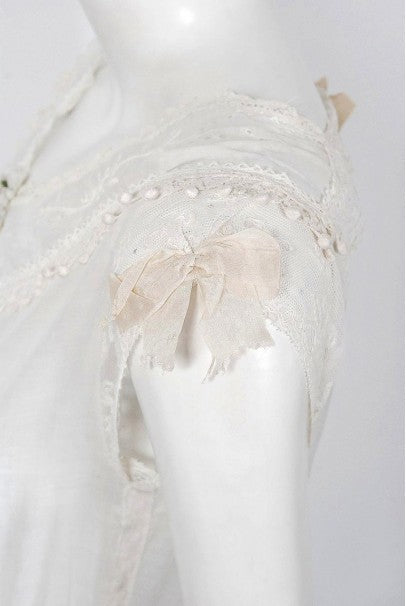 1910&#39;s Edwardian Couture White Embroidered Cotton &amp; Lace Cut-Out Boudior Dress