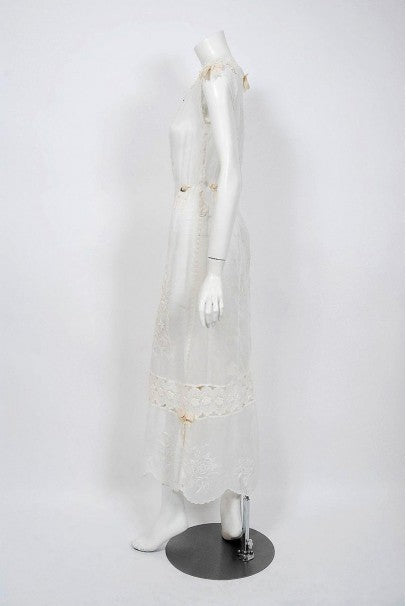 1910&#39;s Edwardian Couture White Embroidered Cotton &amp; Lace Cut-Out Boudior Dress