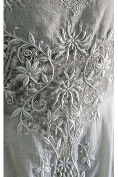 1910&#39;s Edwardian Couture White Embroidered Cotton &amp; Lace Cut-Out Boudior Dress