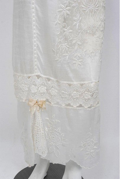 1910&#39;s Edwardian Couture White Embroidered Cotton &amp; Lace Cut-Out Boudior Dress