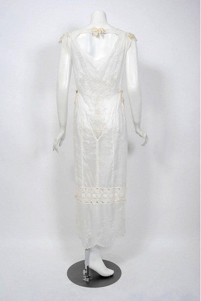 1910&#39;s Edwardian Couture White Embroidered Cotton &amp; Lace Cut-Out Boudior Dress