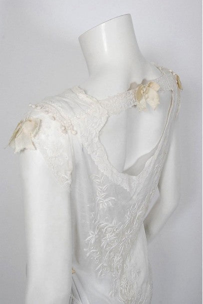 1910&#39;s Edwardian Couture White Embroidered Cotton &amp; Lace Cut-Out Boudior Dress