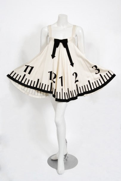1995 Moschino Documented 'Alice In Wonderland' Novelty Clock Appliqu - Timeless Vixen 1995 Moschino Documented 'Alice In Wonderland' Novelty Clock Appliqu - Timeless Vixen