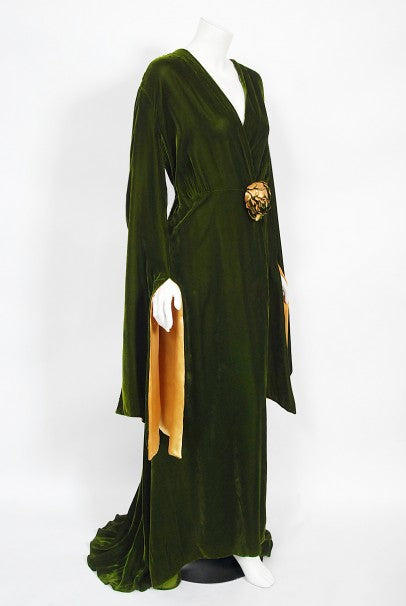 1930&#39;s Princess Obolensky Olive Green Velvet Winged-Sleeve Dressing Gown