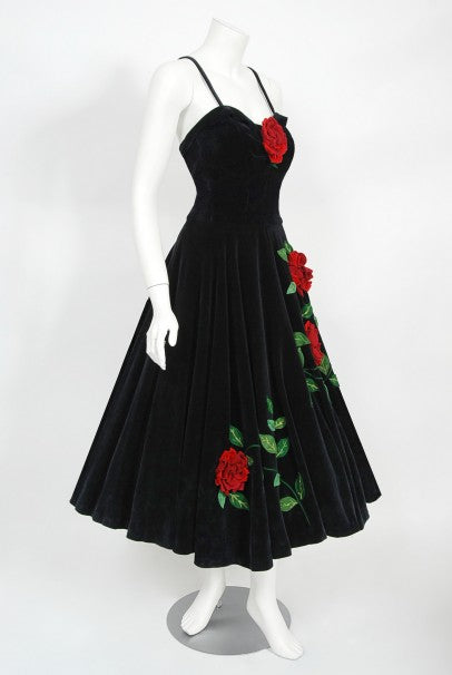 1950&#39;s Juli Lynne Charlot Red Roses Appliqué Black Velvet Full Dress