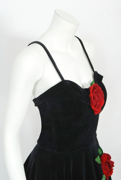 1950&#39;s Juli Lynne Charlot Red Roses Appliqué Black Velvet Full Dress
