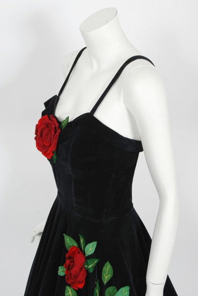 1950&#39;s Juli Lynne Charlot Red Roses Appliqué Black Velvet Full Dress