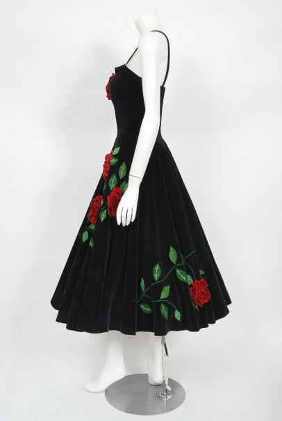 1950&#39;s Juli Lynne Charlot Red Roses Appliqué Black Velvet Full Dress