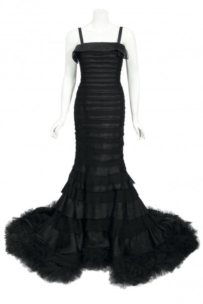 2011 Oscar de la Renta Runway Black Ruched Silk Hourglass Trained Mermaid Gown