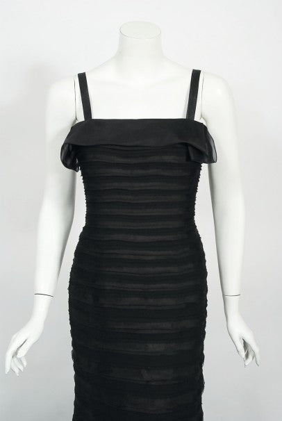 2011 Oscar de la Renta Runway Black Ruched Silk Hourglass Trained Mermaid Gown