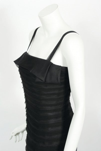 2011 Oscar de la Renta Runway Black Ruched Silk Hourglass Trained Mermaid Gown