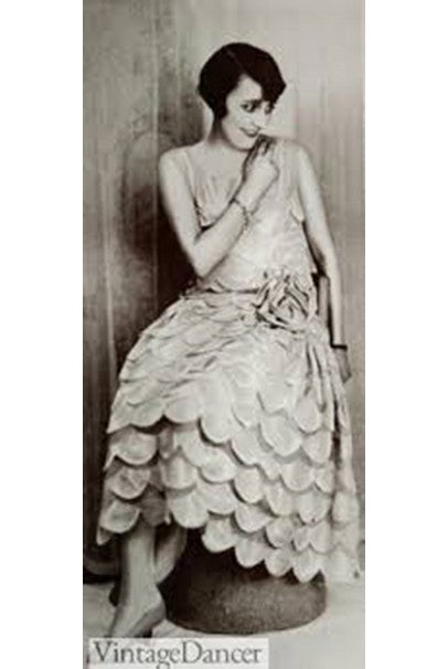 1920&#39;s Beaded Embroidered Blush-Pink French Couture Silk Petal Deco Dress