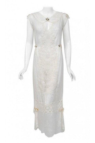 1910&#39;s Edwardian Couture White Embroidered Cotton &amp; Lace Cut-Out Boudior Dress